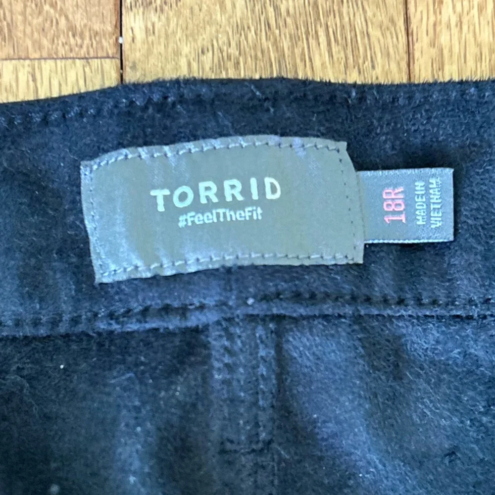 TORRID BLACK FAUX LEATHER HIGH RISE PANTS SIZE 18 - Picture 7 of 7